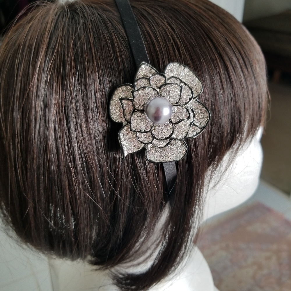 NWOT Crystal flower headband